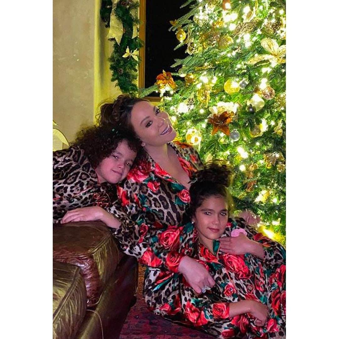 ドルチェ&ガッバーナさんのインスタグラム写真 - (ドルチェ&ガッバーナInstagram)「Happy Holidays from Mariah, Monroe and Moroccan Scott that chose to wear #DolceGabbana for their Christmas family picture.  #DGFamily #DGCelebs #DGHolidays   Styled by @diandretristan」12月26日 6時00分 - dolcegabbana