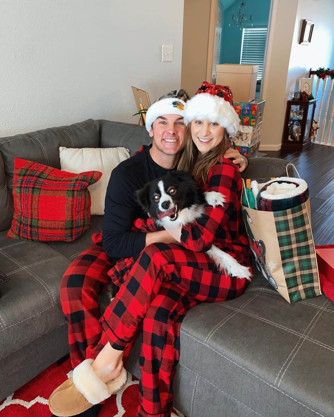 アシュリー・ケインのインスタグラム：「I'm only a morning person on December 25th 🤍  happy holidays everyone!」