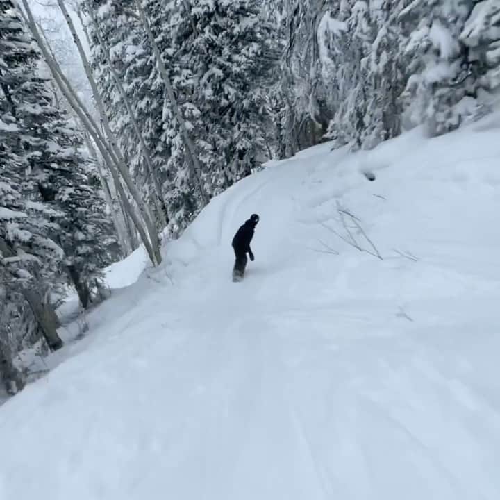 アナログクロージングのインスタグラム：「We hope everyone was able to grab their friends, loved ones, or riding buddies to celebrate the Holidays with some turns. Happy Holidays from all of us at Burton ❄️ 📱: @graciewarnerr」