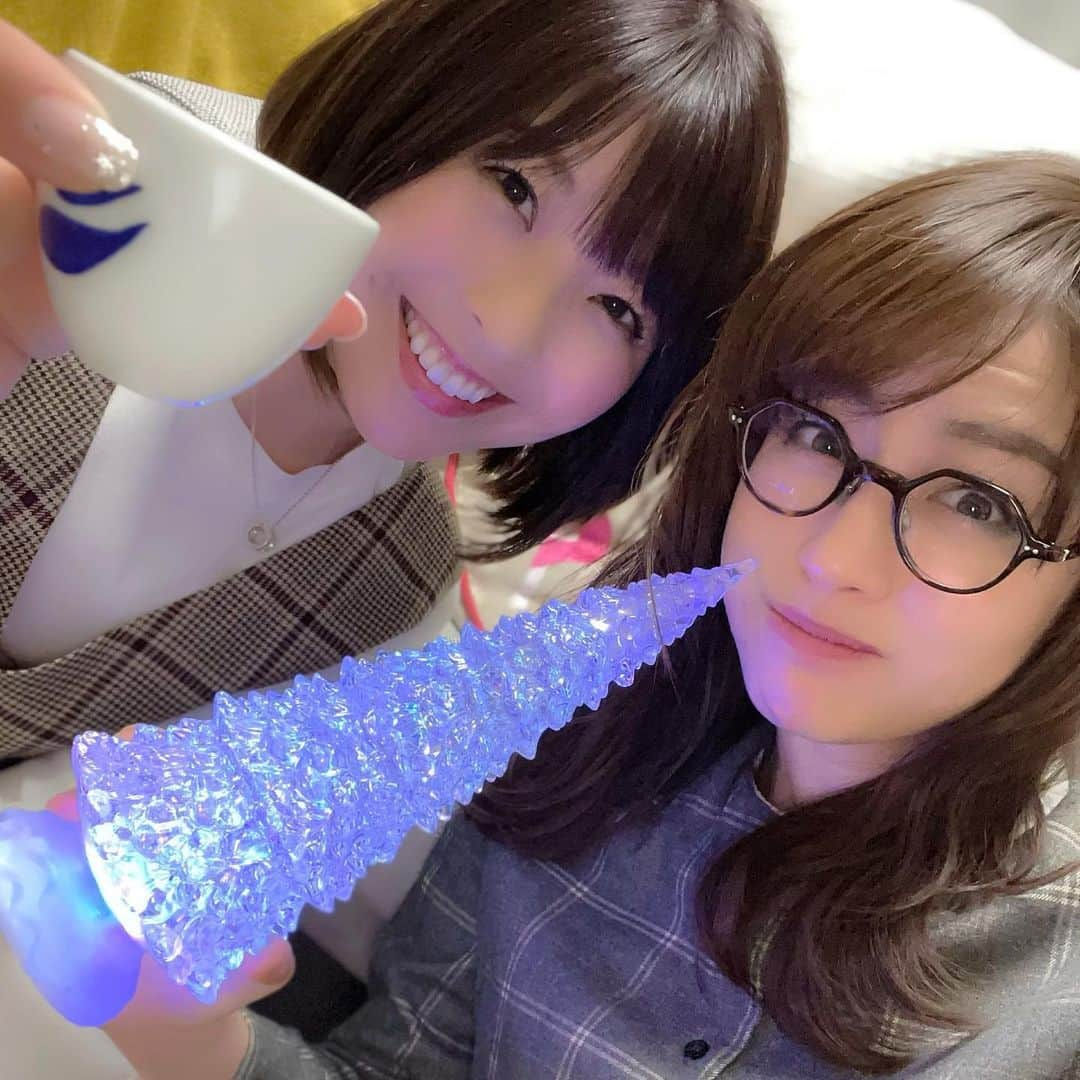 小尾渚沙さんのインスタグラム写真 - (小尾渚沙Instagram)「おはようございます☀ 皆様クリスマスはいかがお過ごしでしたか？🎅 . 私はえりなっちのおうちにお邪魔しましたよ〜💕 クリスマス会＆お互いのお誕生会をしました🎄🎁 パワーチャージ完了💪🏽 . . さてさて朝８時からは、FM NACK5『おびハピ！』です📻 お昼１２時まで、４時間お付き合い下さいませ〜✨ . . #新井恵理那 @elina_arai #えくぼ #小尾渚沙 #フリーアナウンサー #アナウンサー #女子アナ #青学 #立教 #大学時代からのお友達 #クリスマス #おうちクリスマス #日本酒 #日本酒飲み比べ  #NACK5 #おびハピ795 #ラジオ #ラジオパーソナリティ #ラジオパーソナリティー  #ラジオ好きな人と繋がりたい  #christmasparty #christmas #merrychristmas  #Xmas #🎅 #japan #selfie  #instagood #instalike #radiko #radio」12月26日 6時09分 - obi_nagisa