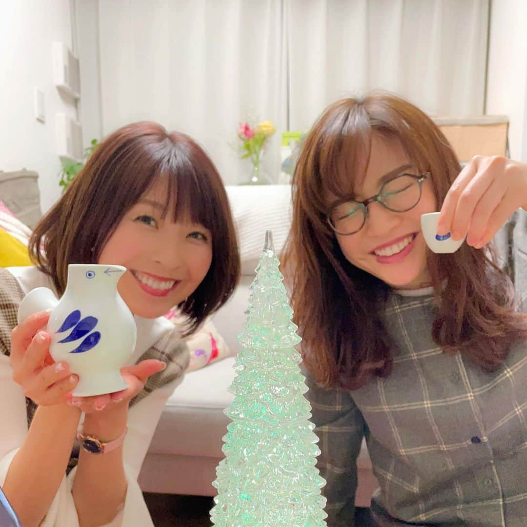 小尾渚沙さんのインスタグラム写真 - (小尾渚沙Instagram)「おはようございます☀ 皆様クリスマスはいかがお過ごしでしたか？🎅 . 私はえりなっちのおうちにお邪魔しましたよ〜💕 クリスマス会＆お互いのお誕生会をしました🎄🎁 パワーチャージ完了💪🏽 . . さてさて朝８時からは、FM NACK5『おびハピ！』です📻 お昼１２時まで、４時間お付き合い下さいませ〜✨ . . #新井恵理那 @elina_arai #えくぼ #小尾渚沙 #フリーアナウンサー #アナウンサー #女子アナ #青学 #立教 #大学時代からのお友達 #クリスマス #おうちクリスマス #日本酒 #日本酒飲み比べ  #NACK5 #おびハピ795 #ラジオ #ラジオパーソナリティ #ラジオパーソナリティー  #ラジオ好きな人と繋がりたい  #christmasparty #christmas #merrychristmas  #Xmas #🎅 #japan #selfie  #instagood #instalike #radiko #radio」12月26日 6時09分 - obi_nagisa