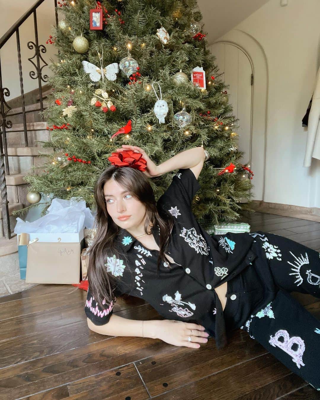 ジェシカ・ジェーン・クレメントさんのインスタグラム写真 - (ジェシカ・ジェーン・クレメントInstagram)「When my fiancé asked what I got him for Christmas can you guess what I said? 🎁」12月26日 6時19分 - jessicaclements