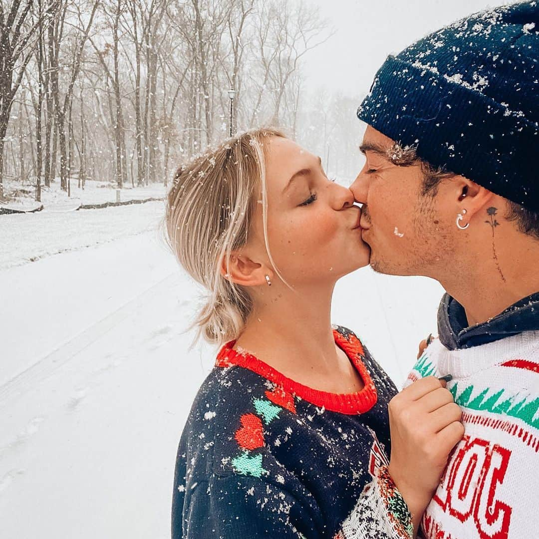 ジョーディン・ジョーンズさんのインスタグラム写真 - (ジョーディン・ジョーンズInstagram)「my new favorite picture of us 😇❄️🥰」12月26日 6時14分 - jordynjones