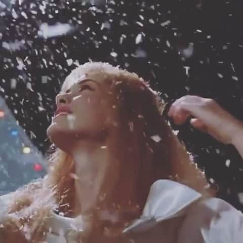 ブリー・キッシュのインスタグラム：「merry christmas! ❄️✨✂️ wish we could all twirl around in edward’s ice sculpture snow」