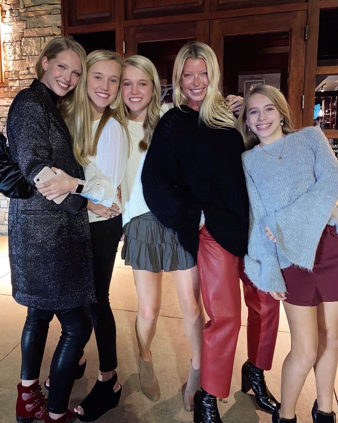 アビー・チャンピオンのインスタグラム：「🤍🎄🤍」