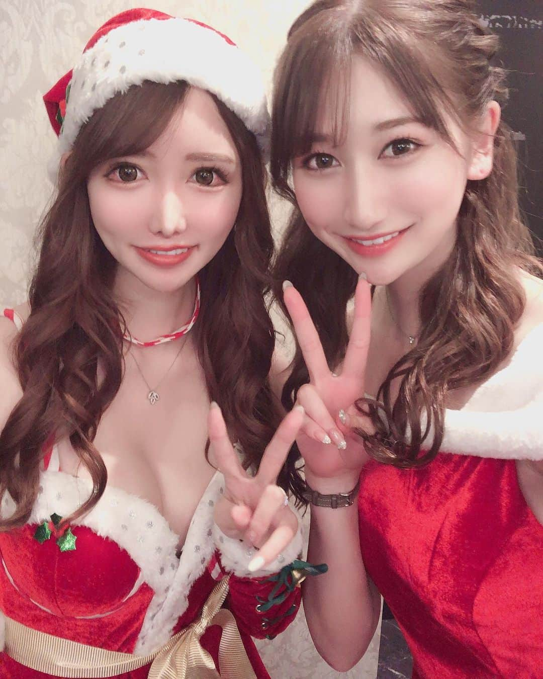 天音ゆめかのインスタグラム：「メリクリでした🎄🎅 クリスマス女の子と沢山写メ撮れたから徐々に載せてこ🥰 あずさちゃん♡ ・ ・ #クリスマス #サンタコス #サンタコスプレ #キャバクラ #キャバ嬢 #六本木 #歌舞伎町 #すすきの#栄#中洲 #キャバ嬢  #自撮り女子 #xmas #xmasparty #kabukicho #love #ootd #tbt #天音ゆめか」