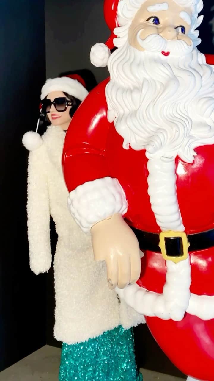 アリス+オリビアのインスタグラム：「Just me and covid friendly santa here wishing everyone a beautiful Christmas!! 😂❤️」