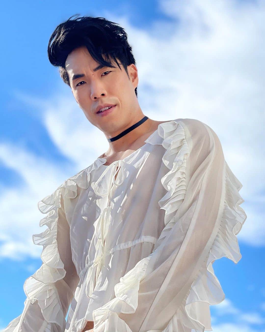 ユージン・リー・ヤンのインスタグラム：「⚪️ white or black blouse? ⚫️」
