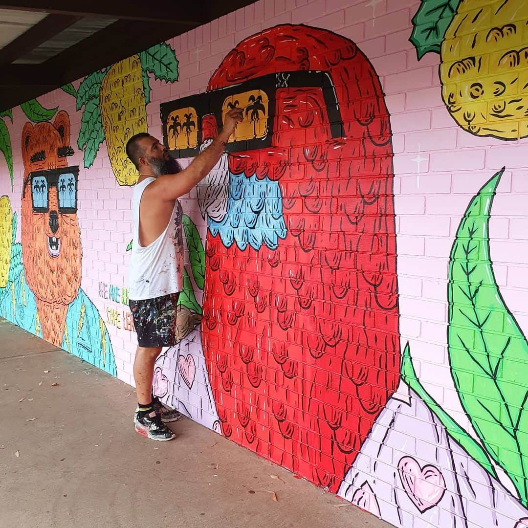 MULGAさんのインスタグラム写真 - (MULGAInstagram)「Checkout the 2nd mural I painted with the students at Newbridge Heights Public School 🖌🎨 🚸.  ⁣ The story of Quentin the Quokka and Roger the Rosella⁣ ⁣ Once there was two unlikely friends and one was a quokka called Quentin and the other a crimson rosella called Roger. They met on the practice green of their local nine hole golf course. Quentin was there practising his putting but he was pretty bad and Roger started giving him some unsolicited advice which Quentin was actually open to because he knew Roger was the club putting champion because just the week before Roger won the annual club putting competition and took home a hamper full of birdseed which was a great prize for him because he was a bird.⁣ ⁣ The End⁣ ⁣ #mulgatheartist #quentinthequokkawasprettyaverageatputtingbuthehadagreatsmile #rosella #quokka #mural #schoolmural #australianart #sydneystreetart #newbridgeheights」12月26日 6時36分 - mulgatheartist