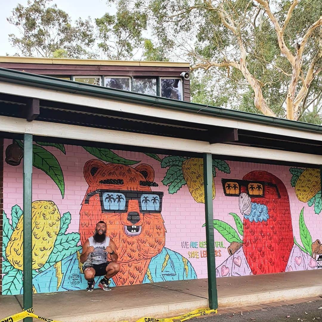 MULGAさんのインスタグラム写真 - (MULGAInstagram)「Checkout the 2nd mural I painted with the students at Newbridge Heights Public School 🖌🎨 🚸.  ⁣ The story of Quentin the Quokka and Roger the Rosella⁣ ⁣ Once there was two unlikely friends and one was a quokka called Quentin and the other a crimson rosella called Roger. They met on the practice green of their local nine hole golf course. Quentin was there practising his putting but he was pretty bad and Roger started giving him some unsolicited advice which Quentin was actually open to because he knew Roger was the club putting champion because just the week before Roger won the annual club putting competition and took home a hamper full of birdseed which was a great prize for him because he was a bird.⁣ ⁣ The End⁣ ⁣ #mulgatheartist #quentinthequokkawasprettyaverageatputtingbuthehadagreatsmile #rosella #quokka #mural #schoolmural #australianart #sydneystreetart #newbridgeheights」12月26日 6時36分 - mulgatheartist