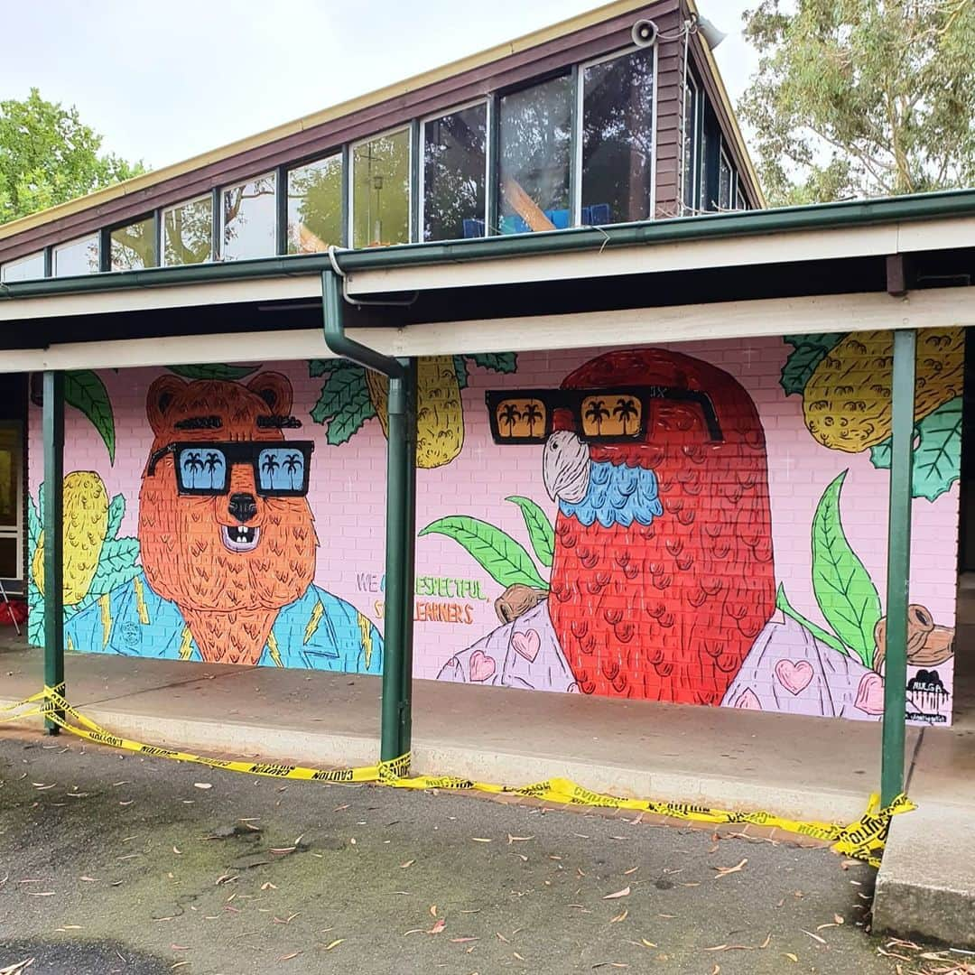 MULGAさんのインスタグラム写真 - (MULGAInstagram)「Checkout the 2nd mural I painted with the students at Newbridge Heights Public School 🖌🎨 🚸.  ⁣ The story of Quentin the Quokka and Roger the Rosella⁣ ⁣ Once there was two unlikely friends and one was a quokka called Quentin and the other a crimson rosella called Roger. They met on the practice green of their local nine hole golf course. Quentin was there practising his putting but he was pretty bad and Roger started giving him some unsolicited advice which Quentin was actually open to because he knew Roger was the club putting champion because just the week before Roger won the annual club putting competition and took home a hamper full of birdseed which was a great prize for him because he was a bird.⁣ ⁣ The End⁣ ⁣ #mulgatheartist #quentinthequokkawasprettyaverageatputtingbuthehadagreatsmile #rosella #quokka #mural #schoolmural #australianart #sydneystreetart #newbridgeheights」12月26日 6時36分 - mulgatheartist