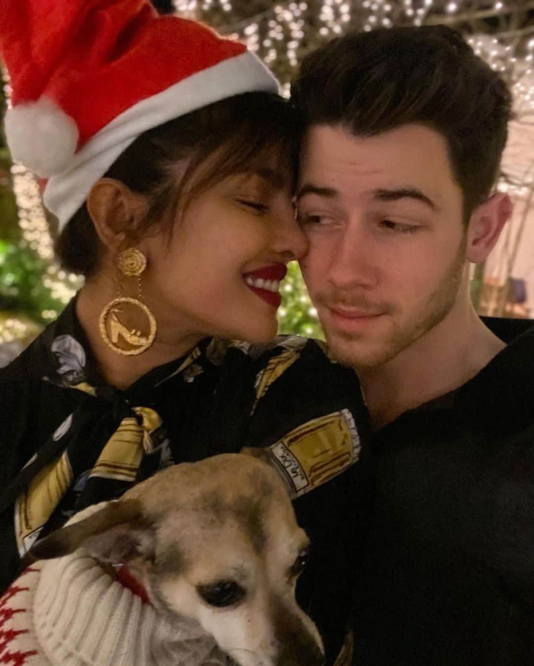E! Onlineさんのインスタグラム写真 - (E! OnlineInstagram)「They will be under the mistletoe. ❤️ Santa baby, swipe through to see how celebs are ringing in the holiday season. (📷: Instagram)」12月26日 6時33分 - enews