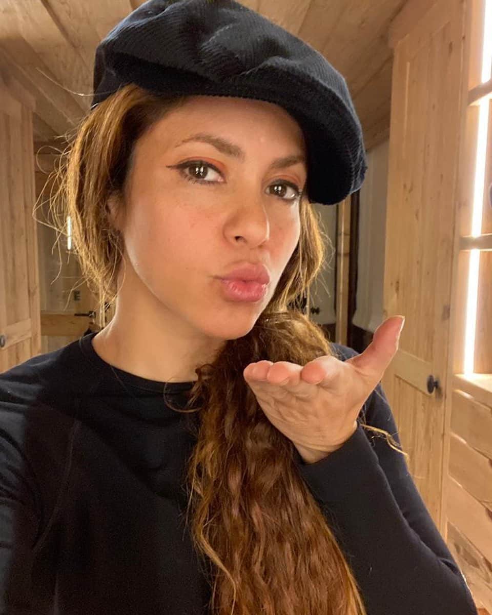 シャキーラのインスタグラム：「Un besito de Navidad 😘💫」