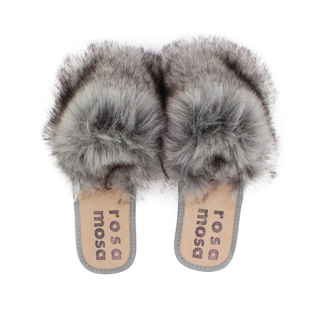 ロサモサさんのインスタグラム写真 - (ロサモサInstagram)「those silver pedals + a few pairs left + #silver #grey #silvershoes #slippers #slides #patschen #indoor #outdoor #light #faux #fauxfur #hairy #coolshoes #fashionshoes #designershoes #fluffy #rosamosa #whomadeyourshoes #vienna #vie #wien #viennastyle #shopping」12月26日 6時35分 - rosamosavienna