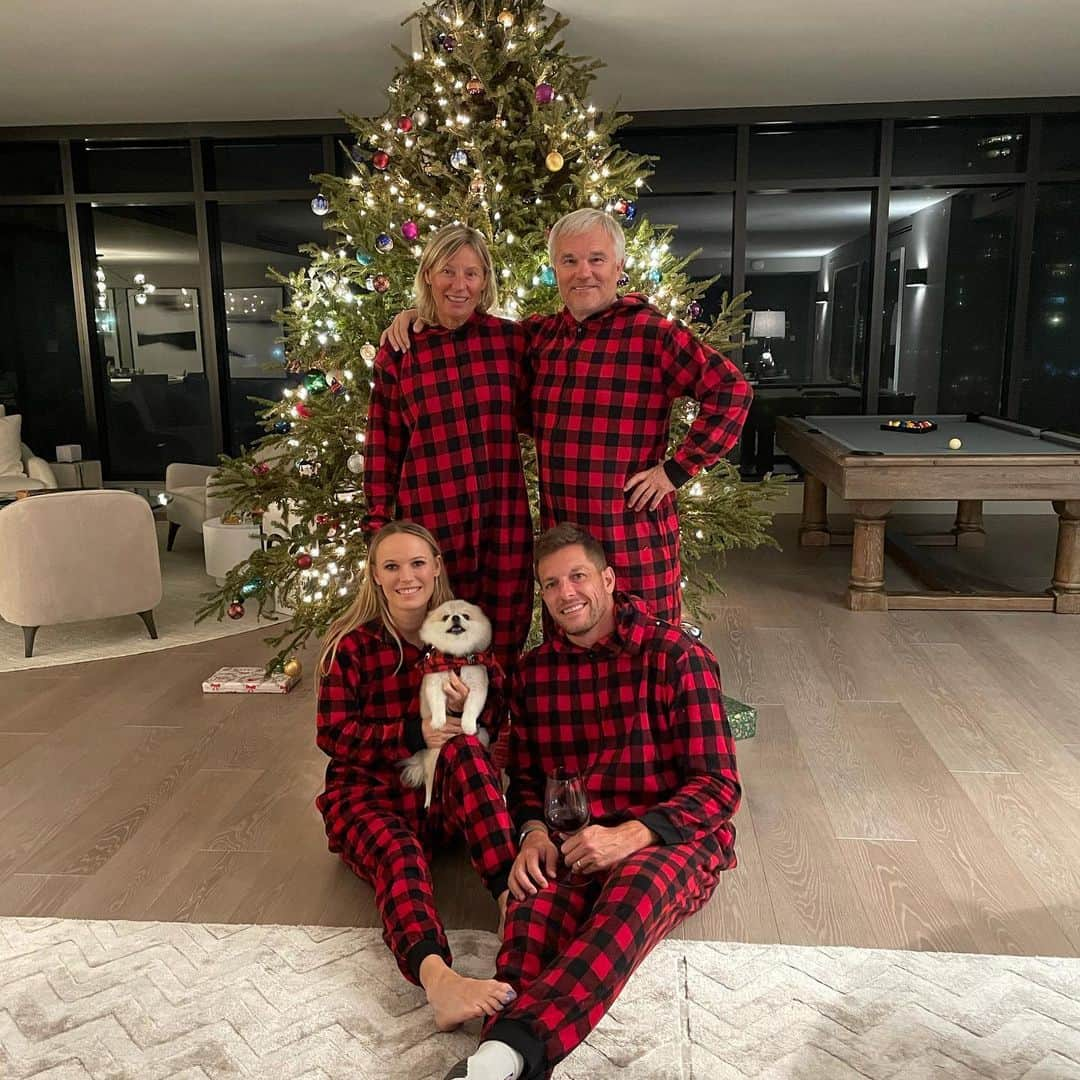 CarolineWozniackiさんのインスタグラム写真 - (CarolineWozniackiInstagram)「Our yearly family Christmas photo! Keeping the holiday spirits high, even if we couldn’t all be together this year!❤️🎄🐶」12月26日 6時46分 - carowozniacki