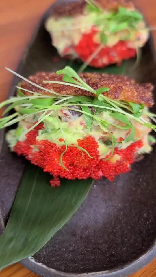 Cesar Gonzalez Cocineroのインスタグラム：「SUSHI AREPA PASO A PASO 🚨 así la preparamos, TE GUSTARÍA PROBARLA? Vente!! Hoy 25D abrimos hasta las 11pm aquí en @taikinrestaurant」