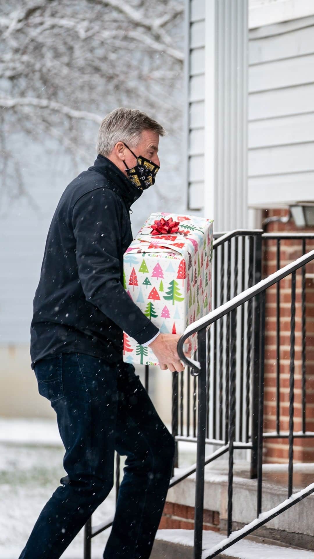 ピッツバーグ・パイレーツのインスタグラム：「This year, we visited families all around the Burgh to bring Christmas to those in need.」