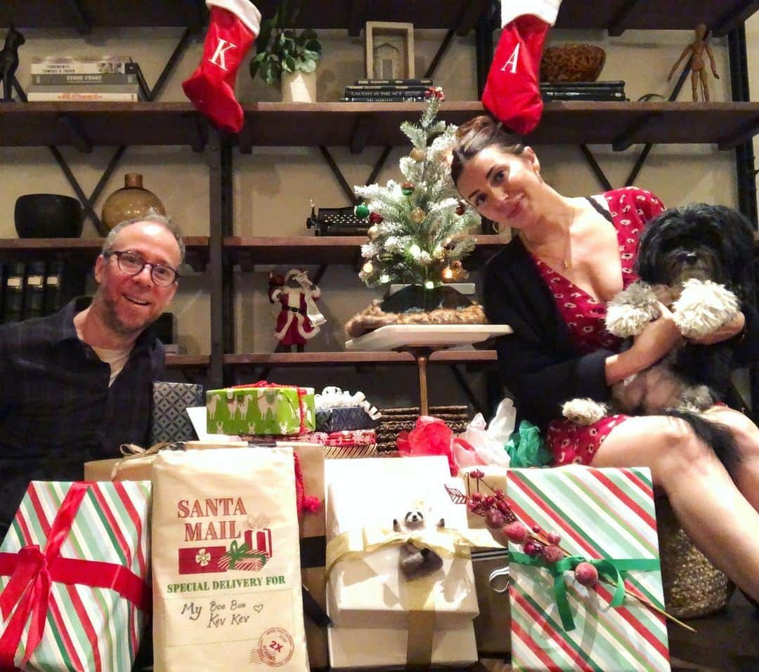 ケヴィン・サスマンさんのインスタグラム写真 - (ケヴィン・サスマンInstagram)「Larry and I are Jewish but @addielizabethall pulled some strings...   Merry Xmas, y’all!」12月26日 6時41分 - kevsussman