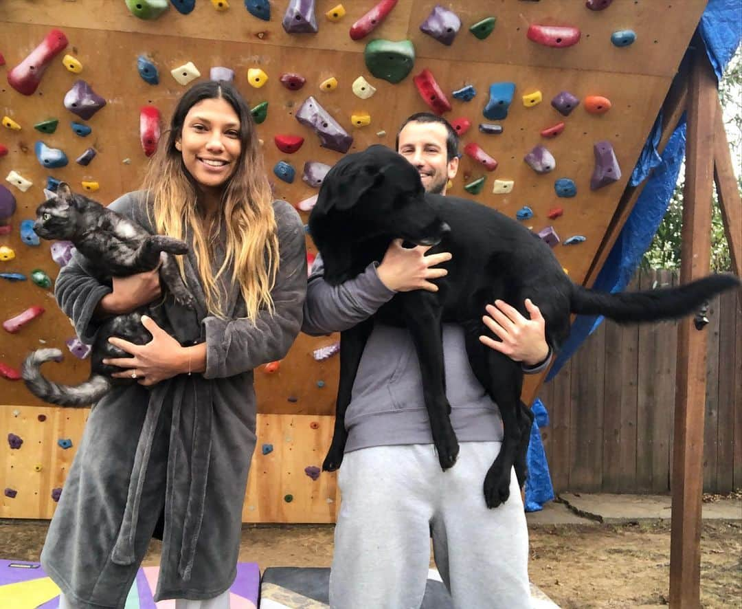 ミーガン・マーチンさんのインスタグラム写真 - (ミーガン・マーチンInstagram)「Merry Christmas from our family to yours! This is what two squirmy animals and a self timer iPhone photo gets you 🤣!!! I promise the cat and dog sort of like each other 🐶🐱👸🏽🤴🏻❤️🎄!!!」12月26日 6時43分 - meaganmartin89