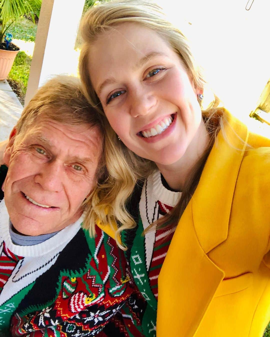 ケイトリン・ウィーバーさんのインスタグラム写真 - (ケイトリン・ウィーバーInstagram)「Merry Christmas from me, Daddy, and our matching sweaters❤️💛💚 • Missing you terribly, @anniecehuntweaver 🕊 #TryingOurBest」12月26日 6時44分 - ka2sh