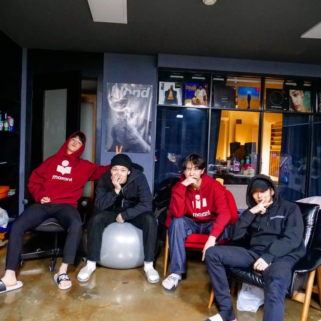 ZELO のインスタグラム：「I think it's the best day ever  #christmas with my FAM ❗️  There were four of us Don't worry #staysafe」