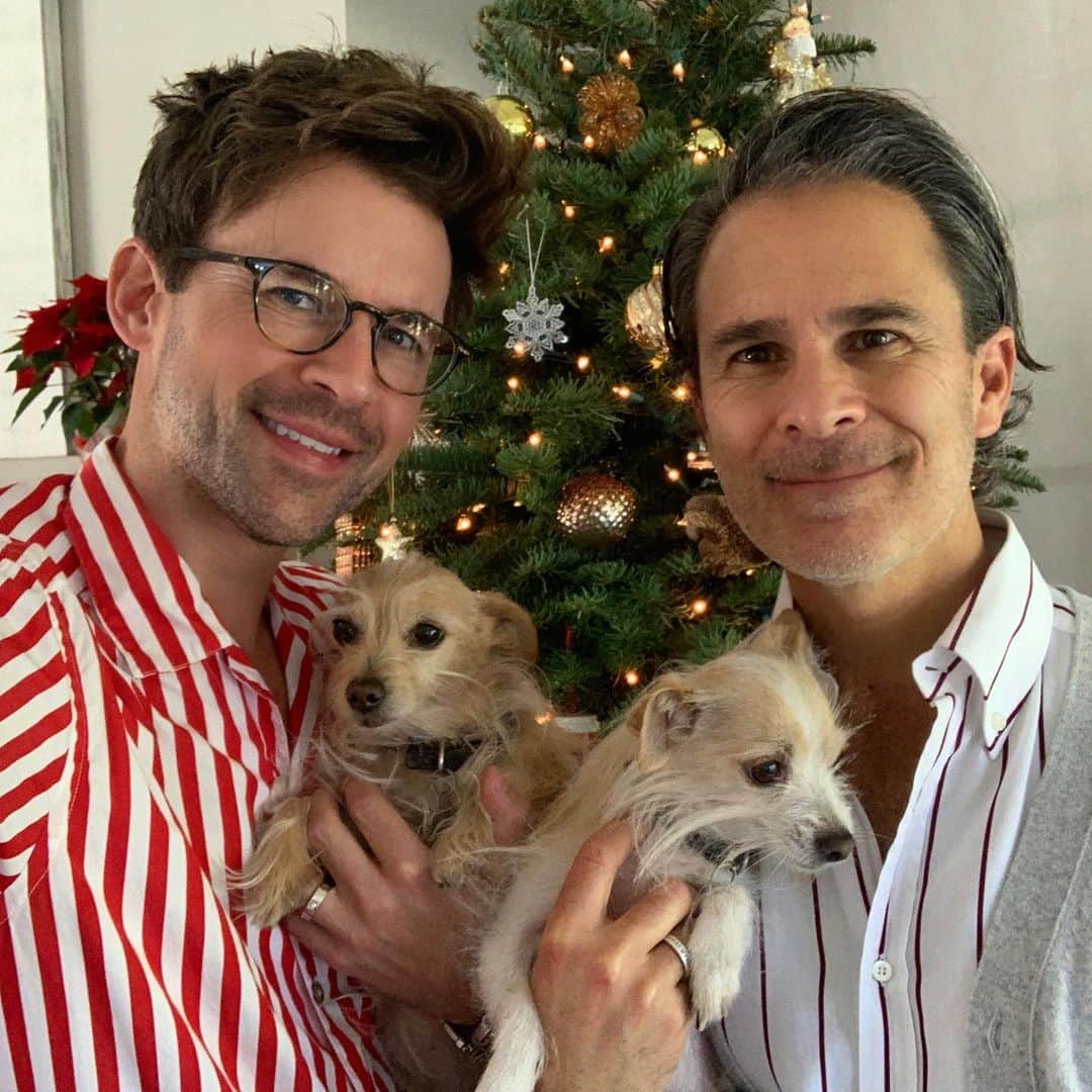 ブラッド・ゴレスキーのインスタグラム：「Merry Christmas everyone! Lots of love from me & @garyjanetti ❤️🎄」