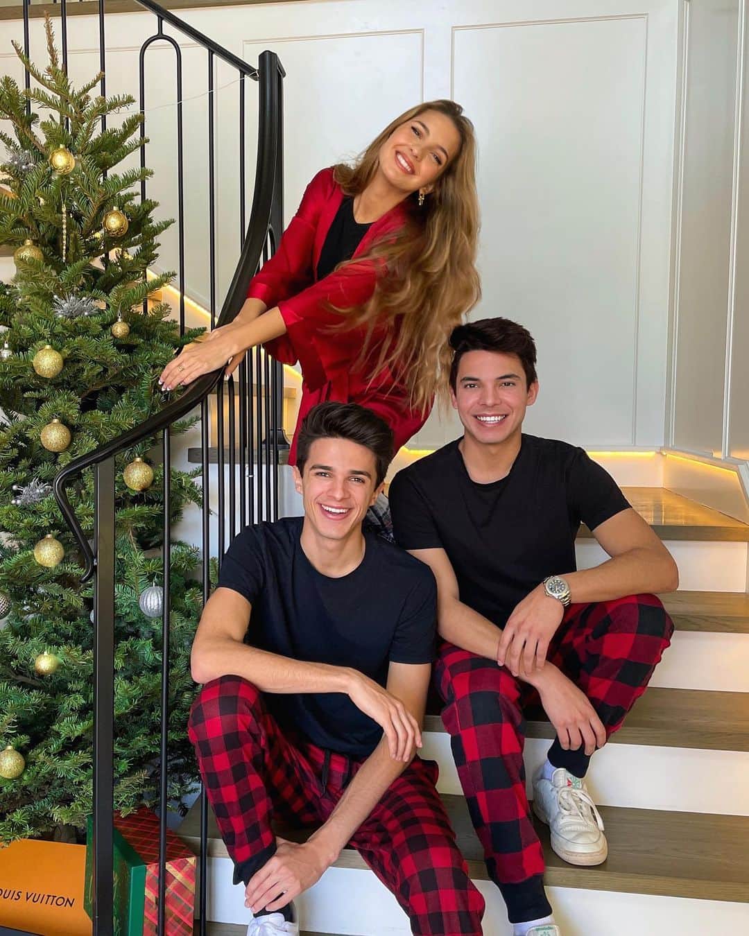 Brent Riveraのインスタグラム：「Christmas 2020 with the Rivera’s❤️💚🎄」