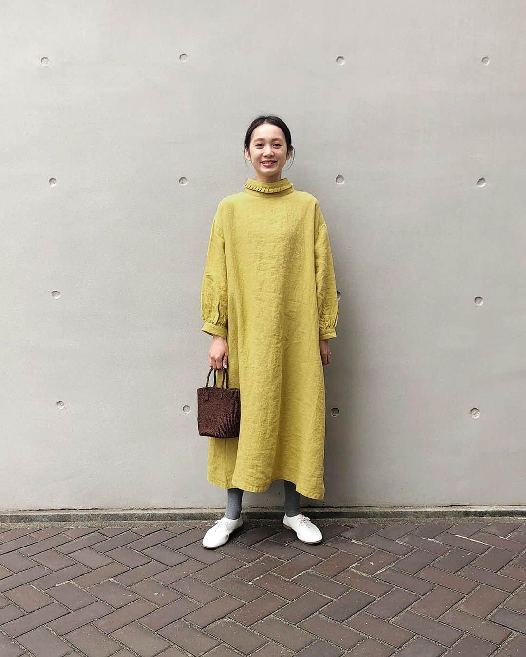 ナチュランさんのインスタグラム写真 - (ナチュランInstagram)「ナチュランのスタッフがオリジナルブランド「Lintu Laulu（リントゥラウル）」のプリーツハイネックリネンワンピースを着用してご紹介します。﻿ ﻿ ﻿ 《スタッフ身長：163㎝》﻿﻿ ﻿ ﻿ ﻿ -----------﻿ ■プリーツハイネックリネンワンピース[MTO-2A49-0841-A/B]﻿ ハイネックの間にプリーツを挟み込んだ襟と、ゆるやかに落ちるドロップショルダーにギャザーを入れてふんわりとさせたパフスリーブが新鮮。﻿ シンプルでナチュラルな印象のリネンワンピースも女性らしく、華やかな装いに仕上げてくれます。﻿ 長めの着丈で一枚でも安心して着られるデザイン。﻿ しなやかな素材感で動きに合わせて広がる美しい落ち感と、ゆったりとした着心地も魅力です。﻿ ﻿ ﻿ ﻿ - - - - - - -﻿ 他にもいろいろ、ナチュランのスタッフが試着してご紹介しています。﻿ ハッシュタグ　#ナチュランのスタッフ着用　からご覧いただけます。﻿ ぜひチェックしてみてくださいね。﻿ - - - - - - -﻿ ﻿ ﻿ ------------------------------﻿ ▶️お買いものは写真内のタグをタップしてくださいね。またはプロフィールからもナチュランへリンクしています。→@natulan_official﻿ ﻿ ▶️写真内のタグは、販売中でも消えている場合がございます。ぜひ、ナチュランの検索窓から、注文番号又は商品名を、検索してみてくださいね。﻿ ﻿ ▶️プロフィール画面では、季節のおすすめ商品や、再入荷情報をご紹介しています。ぜひ、ご覧くださいませ。→@natulan_official﻿ ﻿ -----------﻿ #lifewear #fashion #今日のコーデ #コーディネート #ファッション #ナチュラル #ナチュラン #natulan #日々の暮らし #暮らしを楽しむ #シンプルライフ #シンプルコーデ #大人女子 #大人コーデ #ナチュラルコーデ #LintuLaulu #リントゥラウル #オリジナル #ワンピース #ワンピースコーデ #ワンピコーデ #大人カジュアル #冬コーデ #ハイネック #リネン #ナチュランのスタッフ着用　#natulan_official　@lintu__laulu」12月26日 7時03分 - natulan_official