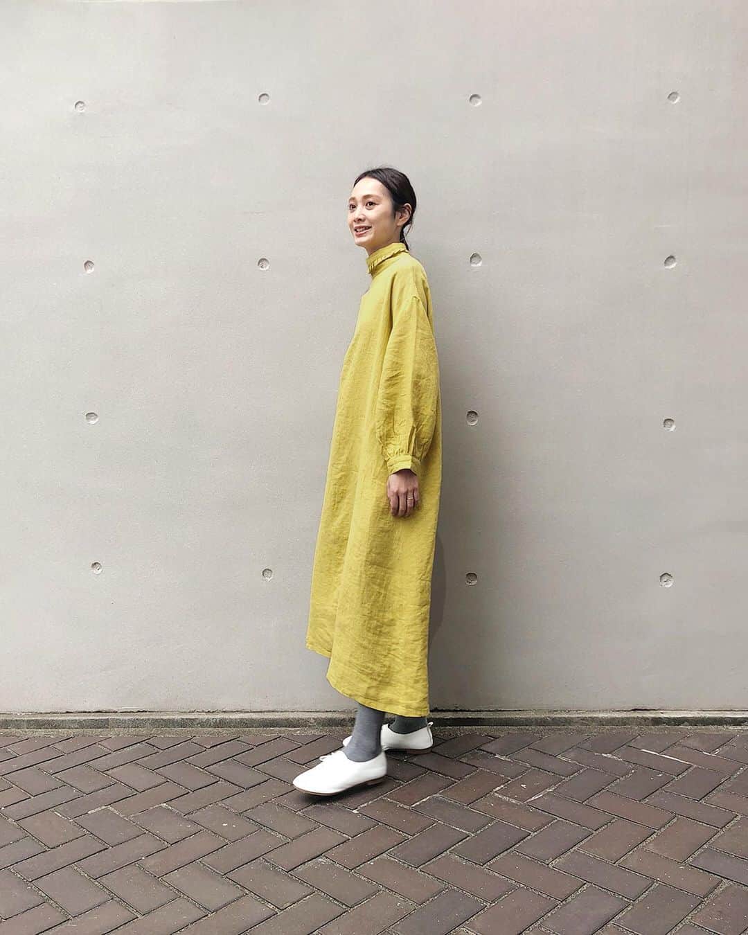 ナチュランさんのインスタグラム写真 - (ナチュランInstagram)「ナチュランのスタッフがオリジナルブランド「Lintu Laulu（リントゥラウル）」のプリーツハイネックリネンワンピースを着用してご紹介します。﻿ ﻿ ﻿ 《スタッフ身長：163㎝》﻿﻿ ﻿ ﻿ ﻿ -----------﻿ ■プリーツハイネックリネンワンピース[MTO-2A49-0841-A/B]﻿ ハイネックの間にプリーツを挟み込んだ襟と、ゆるやかに落ちるドロップショルダーにギャザーを入れてふんわりとさせたパフスリーブが新鮮。﻿ シンプルでナチュラルな印象のリネンワンピースも女性らしく、華やかな装いに仕上げてくれます。﻿ 長めの着丈で一枚でも安心して着られるデザイン。﻿ しなやかな素材感で動きに合わせて広がる美しい落ち感と、ゆったりとした着心地も魅力です。﻿ ﻿ ﻿ ﻿ - - - - - - -﻿ 他にもいろいろ、ナチュランのスタッフが試着してご紹介しています。﻿ ハッシュタグ　#ナチュランのスタッフ着用　からご覧いただけます。﻿ ぜひチェックしてみてくださいね。﻿ - - - - - - -﻿ ﻿ ﻿ ------------------------------﻿ ▶️お買いものは写真内のタグをタップしてくださいね。またはプロフィールからもナチュランへリンクしています。→@natulan_official﻿ ﻿ ▶️写真内のタグは、販売中でも消えている場合がございます。ぜひ、ナチュランの検索窓から、注文番号又は商品名を、検索してみてくださいね。﻿ ﻿ ▶️プロフィール画面では、季節のおすすめ商品や、再入荷情報をご紹介しています。ぜひ、ご覧くださいませ。→@natulan_official﻿ ﻿ -----------﻿ #lifewear #fashion #今日のコーデ #コーディネート #ファッション #ナチュラル #ナチュラン #natulan #日々の暮らし #暮らしを楽しむ #シンプルライフ #シンプルコーデ #大人女子 #大人コーデ #ナチュラルコーデ #LintuLaulu #リントゥラウル #オリジナル #ワンピース #ワンピースコーデ #ワンピコーデ #大人カジュアル #冬コーデ #ハイネック #リネン #ナチュランのスタッフ着用　#natulan_official　@lintu__laulu」12月26日 7時03分 - natulan_official