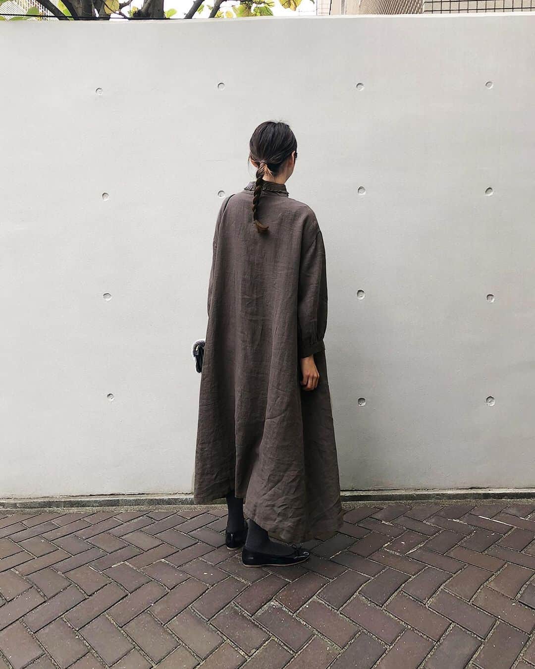 ナチュランさんのインスタグラム写真 - (ナチュランInstagram)「ナチュランのスタッフがオリジナルブランド「Lintu Laulu（リントゥラウル）」のプリーツハイネックリネンワンピースを着用してご紹介します。﻿ ﻿ ﻿ 《スタッフ身長：163㎝》﻿﻿ ﻿ ﻿ ﻿ -----------﻿ ■プリーツハイネックリネンワンピース[MTO-2A49-0841-A/B]﻿ ハイネックの間にプリーツを挟み込んだ襟と、ゆるやかに落ちるドロップショルダーにギャザーを入れてふんわりとさせたパフスリーブが新鮮。﻿ シンプルでナチュラルな印象のリネンワンピースも女性らしく、華やかな装いに仕上げてくれます。﻿ 長めの着丈で一枚でも安心して着られるデザイン。﻿ しなやかな素材感で動きに合わせて広がる美しい落ち感と、ゆったりとした着心地も魅力です。﻿ ﻿ ﻿ ﻿ - - - - - - -﻿ 他にもいろいろ、ナチュランのスタッフが試着してご紹介しています。﻿ ハッシュタグ　#ナチュランのスタッフ着用　からご覧いただけます。﻿ ぜひチェックしてみてくださいね。﻿ - - - - - - -﻿ ﻿ ﻿ ------------------------------﻿ ▶️お買いものは写真内のタグをタップしてくださいね。またはプロフィールからもナチュランへリンクしています。→@natulan_official﻿ ﻿ ▶️写真内のタグは、販売中でも消えている場合がございます。ぜひ、ナチュランの検索窓から、注文番号又は商品名を、検索してみてくださいね。﻿ ﻿ ▶️プロフィール画面では、季節のおすすめ商品や、再入荷情報をご紹介しています。ぜひ、ご覧くださいませ。→@natulan_official﻿ ﻿ -----------﻿ #lifewear #fashion #今日のコーデ #コーディネート #ファッション #ナチュラル #ナチュラン #natulan #日々の暮らし #暮らしを楽しむ #シンプルライフ #シンプルコーデ #大人女子 #大人コーデ #ナチュラルコーデ #LintuLaulu #リントゥラウル #オリジナル #ワンピース #ワンピースコーデ #ワンピコーデ #大人カジュアル #冬コーデ #ハイネック #リネン #ナチュランのスタッフ着用　#natulan_official　@lintu__laulu」12月26日 7時03分 - natulan_official