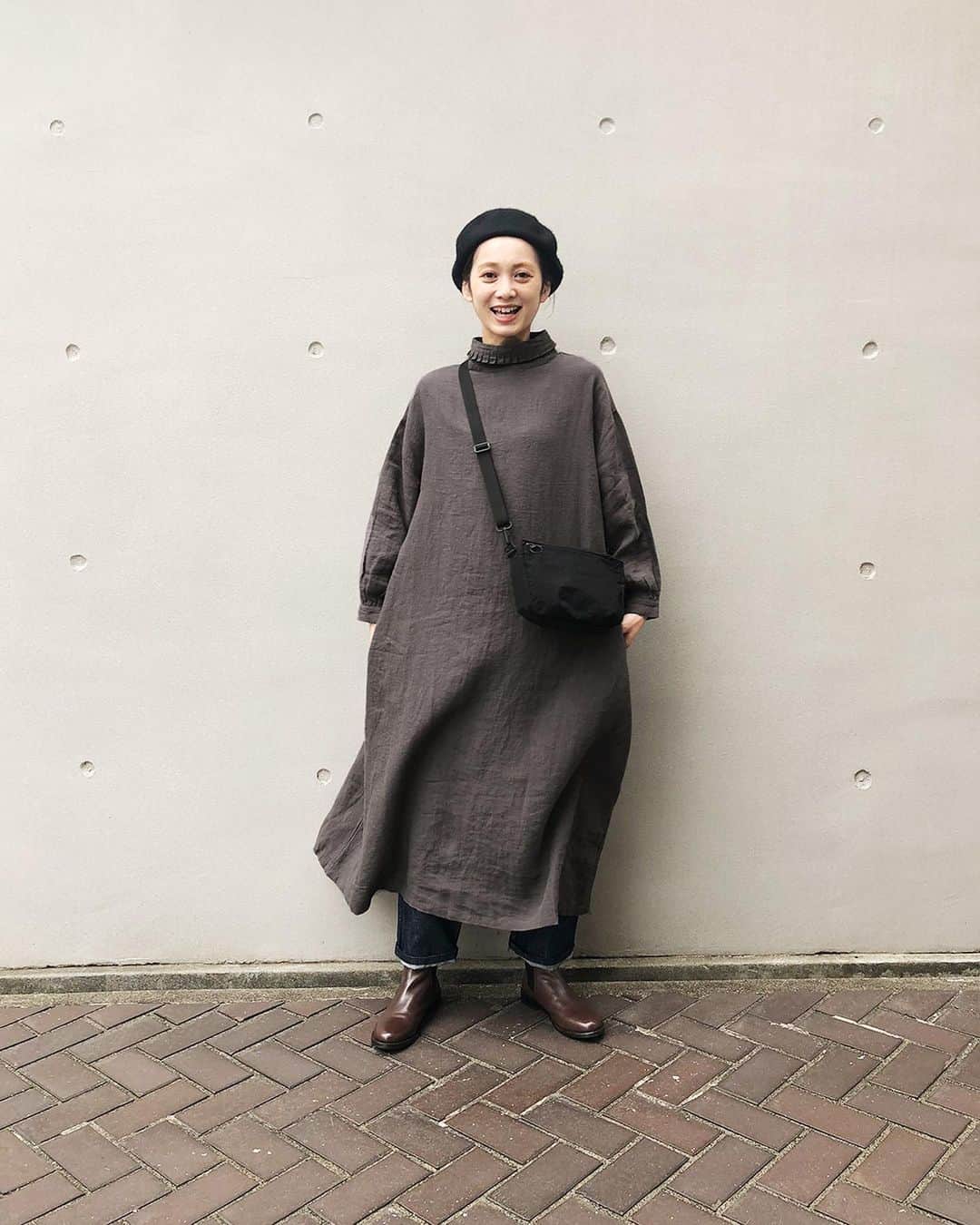ナチュランさんのインスタグラム写真 - (ナチュランInstagram)「ナチュランのスタッフがオリジナルブランド「Lintu Laulu（リントゥラウル）」のプリーツハイネックリネンワンピースを着用してご紹介します。﻿ ﻿ ﻿ 《スタッフ身長：163㎝》﻿﻿ ﻿ ﻿ ﻿ -----------﻿ ■プリーツハイネックリネンワンピース[MTO-2A49-0841-A/B]﻿ ハイネックの間にプリーツを挟み込んだ襟と、ゆるやかに落ちるドロップショルダーにギャザーを入れてふんわりとさせたパフスリーブが新鮮。﻿ シンプルでナチュラルな印象のリネンワンピースも女性らしく、華やかな装いに仕上げてくれます。﻿ 長めの着丈で一枚でも安心して着られるデザイン。﻿ しなやかな素材感で動きに合わせて広がる美しい落ち感と、ゆったりとした着心地も魅力です。﻿ ﻿ ﻿ ﻿ - - - - - - -﻿ 他にもいろいろ、ナチュランのスタッフが試着してご紹介しています。﻿ ハッシュタグ　#ナチュランのスタッフ着用　からご覧いただけます。﻿ ぜひチェックしてみてくださいね。﻿ - - - - - - -﻿ ﻿ ﻿ ------------------------------﻿ ▶️お買いものは写真内のタグをタップしてくださいね。またはプロフィールからもナチュランへリンクしています。→@natulan_official﻿ ﻿ ▶️写真内のタグは、販売中でも消えている場合がございます。ぜひ、ナチュランの検索窓から、注文番号又は商品名を、検索してみてくださいね。﻿ ﻿ ▶️プロフィール画面では、季節のおすすめ商品や、再入荷情報をご紹介しています。ぜひ、ご覧くださいませ。→@natulan_official﻿ ﻿ -----------﻿ #lifewear #fashion #今日のコーデ #コーディネート #ファッション #ナチュラル #ナチュラン #natulan #日々の暮らし #暮らしを楽しむ #シンプルライフ #シンプルコーデ #大人女子 #大人コーデ #ナチュラルコーデ #LintuLaulu #リントゥラウル #オリジナル #ワンピース #ワンピースコーデ #ワンピコーデ #大人カジュアル #冬コーデ #ハイネック #リネン #ナチュランのスタッフ着用　#natulan_official　@lintu__laulu」12月26日 7時03分 - natulan_official