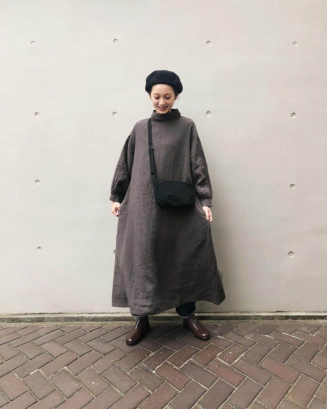 ナチュランさんのインスタグラム写真 - (ナチュランInstagram)「ナチュランのスタッフがオリジナルブランド「Lintu Laulu（リントゥラウル）」のプリーツハイネックリネンワンピースを着用してご紹介します。﻿ ﻿ ﻿ 《スタッフ身長：163㎝》﻿﻿ ﻿ ﻿ ﻿ -----------﻿ ■プリーツハイネックリネンワンピース[MTO-2A49-0841-A/B]﻿ ハイネックの間にプリーツを挟み込んだ襟と、ゆるやかに落ちるドロップショルダーにギャザーを入れてふんわりとさせたパフスリーブが新鮮。﻿ シンプルでナチュラルな印象のリネンワンピースも女性らしく、華やかな装いに仕上げてくれます。﻿ 長めの着丈で一枚でも安心して着られるデザイン。﻿ しなやかな素材感で動きに合わせて広がる美しい落ち感と、ゆったりとした着心地も魅力です。﻿ ﻿ ﻿ ﻿ - - - - - - -﻿ 他にもいろいろ、ナチュランのスタッフが試着してご紹介しています。﻿ ハッシュタグ　#ナチュランのスタッフ着用　からご覧いただけます。﻿ ぜひチェックしてみてくださいね。﻿ - - - - - - -﻿ ﻿ ﻿ ------------------------------﻿ ▶️お買いものは写真内のタグをタップしてくださいね。またはプロフィールからもナチュランへリンクしています。→@natulan_official﻿ ﻿ ▶️写真内のタグは、販売中でも消えている場合がございます。ぜひ、ナチュランの検索窓から、注文番号又は商品名を、検索してみてくださいね。﻿ ﻿ ▶️プロフィール画面では、季節のおすすめ商品や、再入荷情報をご紹介しています。ぜひ、ご覧くださいませ。→@natulan_official﻿ ﻿ -----------﻿ #lifewear #fashion #今日のコーデ #コーディネート #ファッション #ナチュラル #ナチュラン #natulan #日々の暮らし #暮らしを楽しむ #シンプルライフ #シンプルコーデ #大人女子 #大人コーデ #ナチュラルコーデ #LintuLaulu #リントゥラウル #オリジナル #ワンピース #ワンピースコーデ #ワンピコーデ #大人カジュアル #冬コーデ #ハイネック #リネン #ナチュランのスタッフ着用　#natulan_official　@lintu__laulu」12月26日 7時03分 - natulan_official