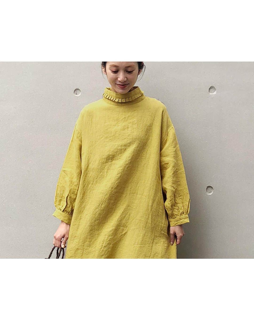 ナチュランさんのインスタグラム写真 - (ナチュランInstagram)「ナチュランのスタッフがオリジナルブランド「Lintu Laulu（リントゥラウル）」のプリーツハイネックリネンワンピースを着用してご紹介します。﻿ ﻿ ﻿ 《スタッフ身長：163㎝》﻿﻿ ﻿ ﻿ ﻿ -----------﻿ ■プリーツハイネックリネンワンピース[MTO-2A49-0841-A/B]﻿ ハイネックの間にプリーツを挟み込んだ襟と、ゆるやかに落ちるドロップショルダーにギャザーを入れてふんわりとさせたパフスリーブが新鮮。﻿ シンプルでナチュラルな印象のリネンワンピースも女性らしく、華やかな装いに仕上げてくれます。﻿ 長めの着丈で一枚でも安心して着られるデザイン。﻿ しなやかな素材感で動きに合わせて広がる美しい落ち感と、ゆったりとした着心地も魅力です。﻿ ﻿ ﻿ ﻿ - - - - - - -﻿ 他にもいろいろ、ナチュランのスタッフが試着してご紹介しています。﻿ ハッシュタグ　#ナチュランのスタッフ着用　からご覧いただけます。﻿ ぜひチェックしてみてくださいね。﻿ - - - - - - -﻿ ﻿ ﻿ ------------------------------﻿ ▶️お買いものは写真内のタグをタップしてくださいね。またはプロフィールからもナチュランへリンクしています。→@natulan_official﻿ ﻿ ▶️写真内のタグは、販売中でも消えている場合がございます。ぜひ、ナチュランの検索窓から、注文番号又は商品名を、検索してみてくださいね。﻿ ﻿ ▶️プロフィール画面では、季節のおすすめ商品や、再入荷情報をご紹介しています。ぜひ、ご覧くださいませ。→@natulan_official﻿ ﻿ -----------﻿ #lifewear #fashion #今日のコーデ #コーディネート #ファッション #ナチュラル #ナチュラン #natulan #日々の暮らし #暮らしを楽しむ #シンプルライフ #シンプルコーデ #大人女子 #大人コーデ #ナチュラルコーデ #LintuLaulu #リントゥラウル #オリジナル #ワンピース #ワンピースコーデ #ワンピコーデ #大人カジュアル #冬コーデ #ハイネック #リネン #ナチュランのスタッフ着用　#natulan_official　@lintu__laulu」12月26日 7時03分 - natulan_official
