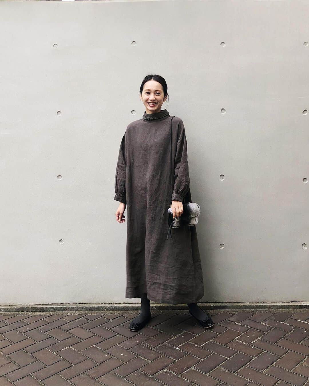 ナチュランさんのインスタグラム写真 - (ナチュランInstagram)「ナチュランのスタッフがオリジナルブランド「Lintu Laulu（リントゥラウル）」のプリーツハイネックリネンワンピースを着用してご紹介します。﻿ ﻿ ﻿ 《スタッフ身長：163㎝》﻿﻿ ﻿ ﻿ ﻿ -----------﻿ ■プリーツハイネックリネンワンピース[MTO-2A49-0841-A/B]﻿ ハイネックの間にプリーツを挟み込んだ襟と、ゆるやかに落ちるドロップショルダーにギャザーを入れてふんわりとさせたパフスリーブが新鮮。﻿ シンプルでナチュラルな印象のリネンワンピースも女性らしく、華やかな装いに仕上げてくれます。﻿ 長めの着丈で一枚でも安心して着られるデザイン。﻿ しなやかな素材感で動きに合わせて広がる美しい落ち感と、ゆったりとした着心地も魅力です。﻿ ﻿ ﻿ ﻿ - - - - - - -﻿ 他にもいろいろ、ナチュランのスタッフが試着してご紹介しています。﻿ ハッシュタグ　#ナチュランのスタッフ着用　からご覧いただけます。﻿ ぜひチェックしてみてくださいね。﻿ - - - - - - -﻿ ﻿ ﻿ ------------------------------﻿ ▶️お買いものは写真内のタグをタップしてくださいね。またはプロフィールからもナチュランへリンクしています。→@natulan_official﻿ ﻿ ▶️写真内のタグは、販売中でも消えている場合がございます。ぜひ、ナチュランの検索窓から、注文番号又は商品名を、検索してみてくださいね。﻿ ﻿ ▶️プロフィール画面では、季節のおすすめ商品や、再入荷情報をご紹介しています。ぜひ、ご覧くださいませ。→@natulan_official﻿ ﻿ -----------﻿ #lifewear #fashion #今日のコーデ #コーディネート #ファッション #ナチュラル #ナチュラン #natulan #日々の暮らし #暮らしを楽しむ #シンプルライフ #シンプルコーデ #大人女子 #大人コーデ #ナチュラルコーデ #LintuLaulu #リントゥラウル #オリジナル #ワンピース #ワンピースコーデ #ワンピコーデ #大人カジュアル #冬コーデ #ハイネック #リネン #ナチュランのスタッフ着用　#natulan_official　@lintu__laulu」12月26日 7時03分 - natulan_official