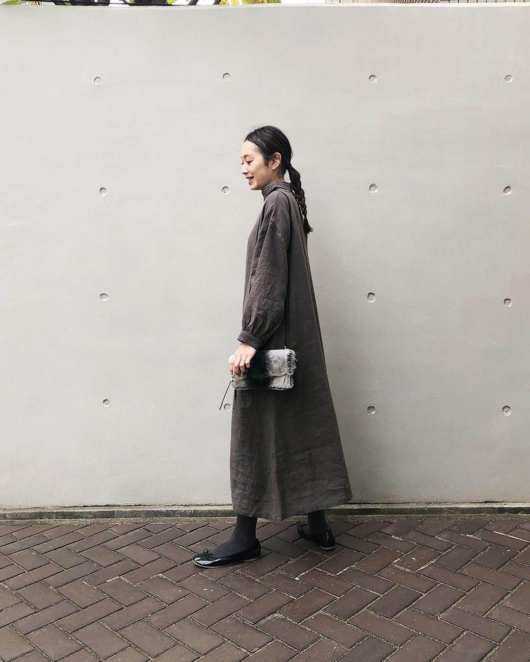 ナチュランさんのインスタグラム写真 - (ナチュランInstagram)「ナチュランのスタッフがオリジナルブランド「Lintu Laulu（リントゥラウル）」のプリーツハイネックリネンワンピースを着用してご紹介します。﻿ ﻿ ﻿ 《スタッフ身長：163㎝》﻿﻿ ﻿ ﻿ ﻿ -----------﻿ ■プリーツハイネックリネンワンピース[MTO-2A49-0841-A/B]﻿ ハイネックの間にプリーツを挟み込んだ襟と、ゆるやかに落ちるドロップショルダーにギャザーを入れてふんわりとさせたパフスリーブが新鮮。﻿ シンプルでナチュラルな印象のリネンワンピースも女性らしく、華やかな装いに仕上げてくれます。﻿ 長めの着丈で一枚でも安心して着られるデザイン。﻿ しなやかな素材感で動きに合わせて広がる美しい落ち感と、ゆったりとした着心地も魅力です。﻿ ﻿ ﻿ ﻿ - - - - - - -﻿ 他にもいろいろ、ナチュランのスタッフが試着してご紹介しています。﻿ ハッシュタグ　#ナチュランのスタッフ着用　からご覧いただけます。﻿ ぜひチェックしてみてくださいね。﻿ - - - - - - -﻿ ﻿ ﻿ ------------------------------﻿ ▶️お買いものは写真内のタグをタップしてくださいね。またはプロフィールからもナチュランへリンクしています。→@natulan_official﻿ ﻿ ▶️写真内のタグは、販売中でも消えている場合がございます。ぜひ、ナチュランの検索窓から、注文番号又は商品名を、検索してみてくださいね。﻿ ﻿ ▶️プロフィール画面では、季節のおすすめ商品や、再入荷情報をご紹介しています。ぜひ、ご覧くださいませ。→@natulan_official﻿ ﻿ -----------﻿ #lifewear #fashion #今日のコーデ #コーディネート #ファッション #ナチュラル #ナチュラン #natulan #日々の暮らし #暮らしを楽しむ #シンプルライフ #シンプルコーデ #大人女子 #大人コーデ #ナチュラルコーデ #LintuLaulu #リントゥラウル #オリジナル #ワンピース #ワンピースコーデ #ワンピコーデ #大人カジュアル #冬コーデ #ハイネック #リネン #ナチュランのスタッフ着用　#natulan_official　@lintu__laulu」12月26日 7時03分 - natulan_official