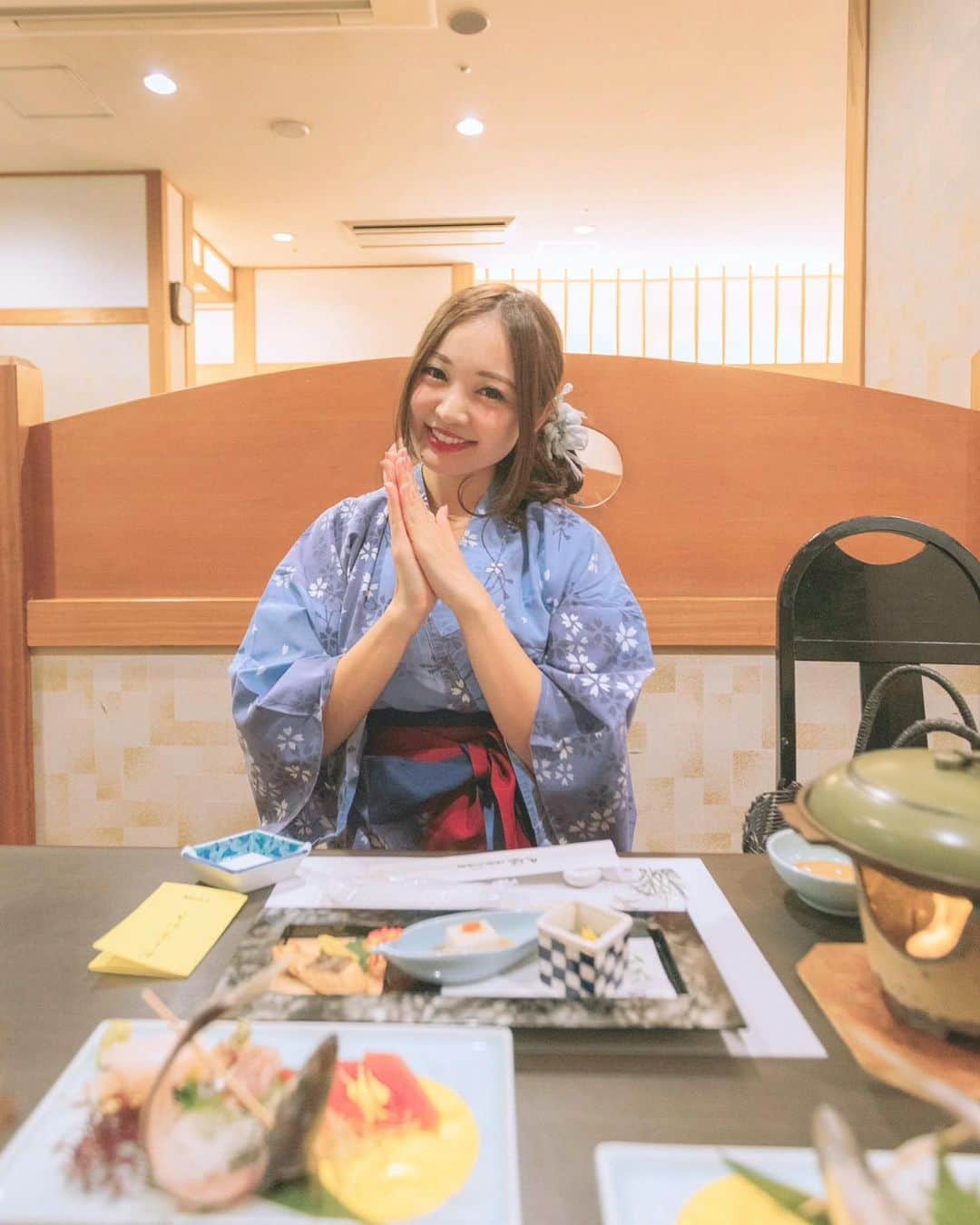 のインスタグラム：「♨️ ♡  ♡ 旅館の夕食って次から次へと美味しそうなものが登場するからわくわくするよね❤️🤤 美味しいものを沢山食べられて幸せでした😊 🌸  🌸  🌸   ・  #いいね伊豆  #いいね伊豆_リアルストーリー  #伊東小涌園  #daily_photo_jpn  #team_jp_ #IG_PHOS#japan_daytime_view#ポートレート #被写体 #genic_mag#instagram#retrip_nippon #女子旅   #カメラ女子 #カメラ好きな人と繋がりたい #ファッション #ファインダー越しの私の世界 #浴衣#tokyocameraclub #awesome_earthpix  #タビジョ#art_of_japan_ #hellofrom #ビジョビ #whim_member #earth_portraits #japan_of_insta  #写真撮ってる人と繋がりたい#gpw_members_only #温泉」