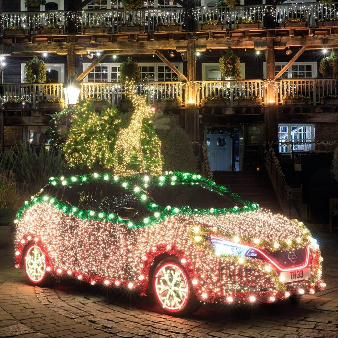 Nissanさんのインスタグラム写真 - (NissanInstagram)「A festive #NissanLEAF powered by its own regenerative braking energy system through #ePedal🎄. #ThrowbackThursday #NissanIntelligentMobility #HappyHolidays」12月26日 7時00分 - nissan