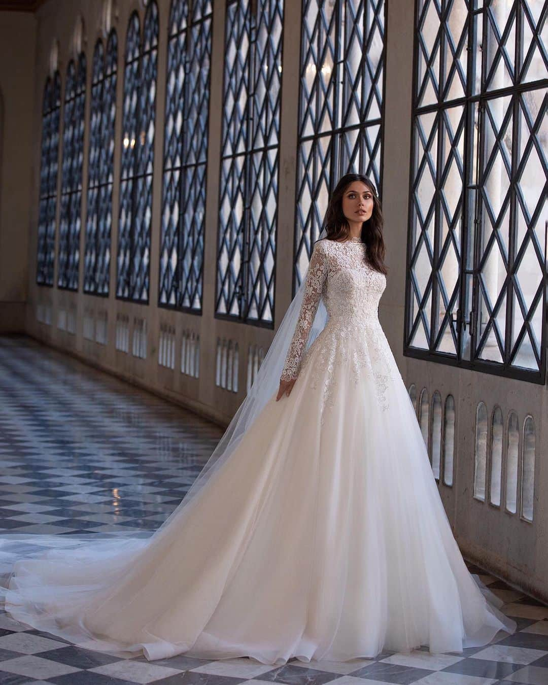 Pronoviasさんのインスタグラム写真 - (PronoviasInstagram)「Embroidered with dainty flowers and a full regal tulle skirt. Meet the Landis dress at your nearest #Pronovias. Link in bio to book your appointment.」12月26日 7時00分 - pronovias