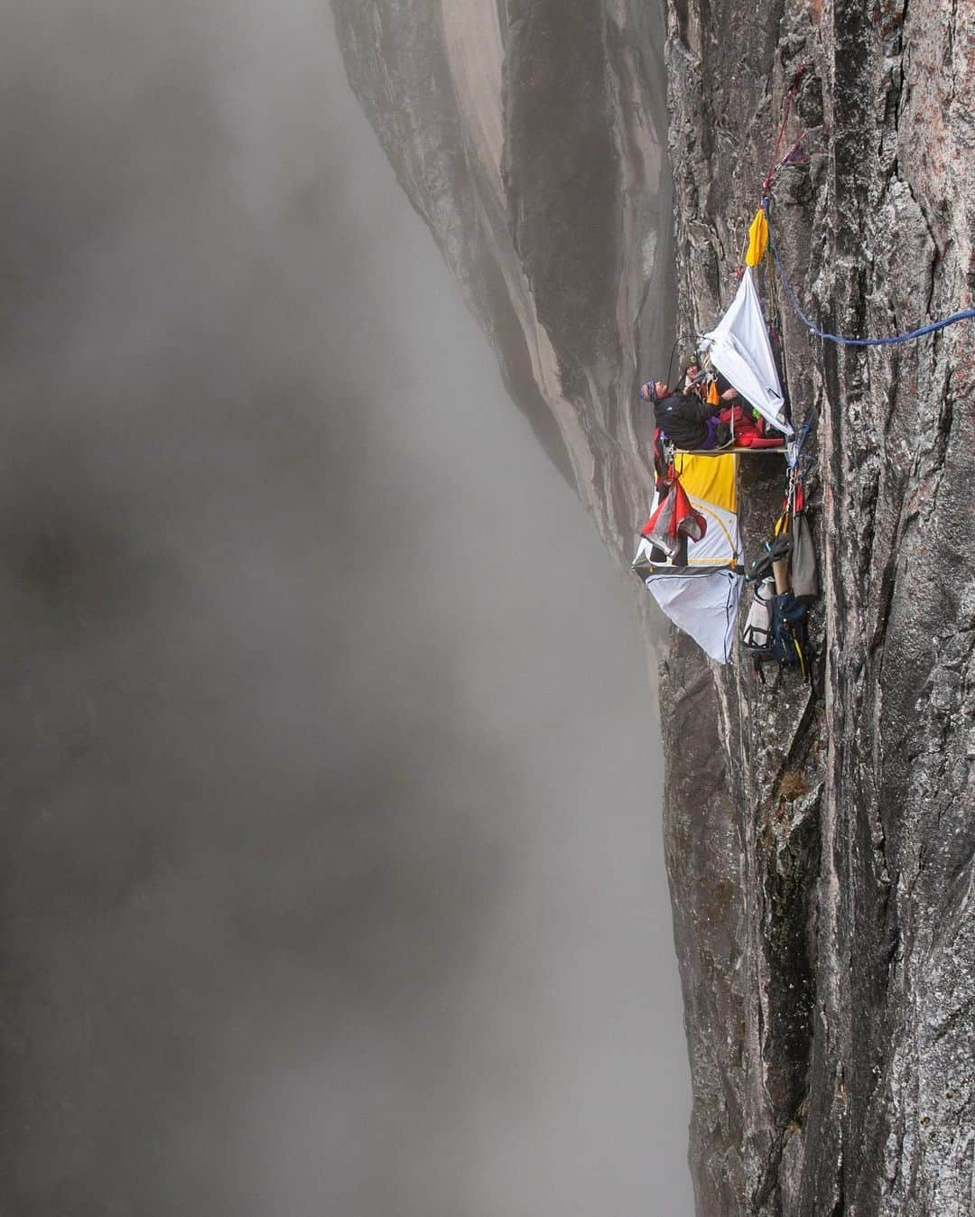 ジミー・チンさんのインスタグラム写真 - (ジミー・チンInstagram)「@alexhonnold on his first big international expedition climbing a big wall first ascent on Mount Kinabalu. It’s either the steepest big wall any of us had ever climbed or one of the wettest. Possibly both.  ⁣ Mount Kinabalu, Borneo ⁣ @thenorthface」12月26日 7時01分 - jimmychin