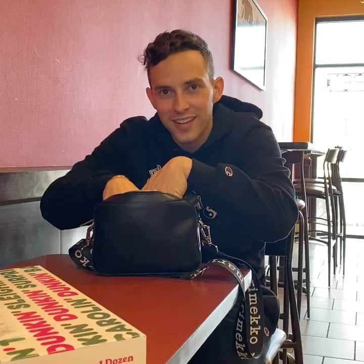アダム・リッポンのインスタグラム：「Merry Christmas Everyone! One year ago today, I was sitting in a Dunkin Donuts in Las Vegas, without a mask and without a care in the world. I made my boyfriend take this video of me because I had a “really good idea for a funny video”... 2019 was a simpler time」