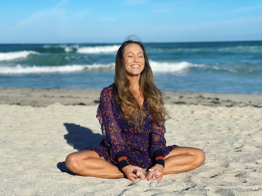 キノ・マクレガ―のインスタグラム：「Merry Christmas from Miami Beach 💕 Peace and love to all 🙏 _ See you for practice online tomorrow at 9 am via @miamilifecenter Details in my bio link. _ And Wednesday’s at 1 pm always on @omstarsofficial  _ #merrychristmas #happyholidays #miamibeach #florida #baddhakonasana #yoga #yogi #kinoyoga #onstars  Photo @timfeldmannyoga  🙏💕」
