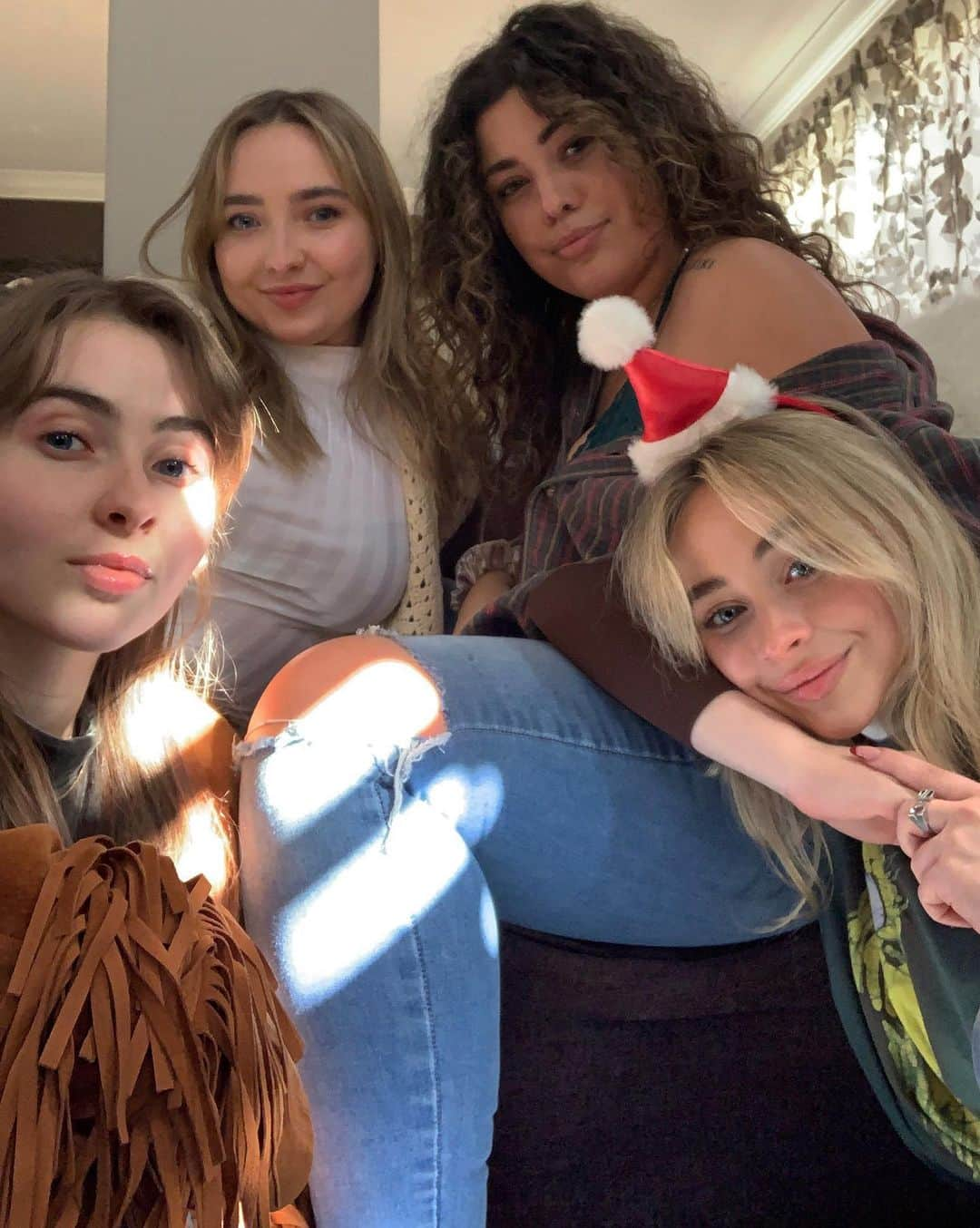 サブリナ・カーペンターさんのインスタグラム写真 - (サブリナ・カーペンターInstagram)「CHRISTMAS DUMP 🎄🧸」12月26日 7時12分 - sabrinacarpenter