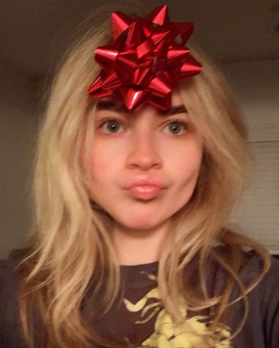 サブリナ・カーペンターさんのインスタグラム写真 - (サブリナ・カーペンターInstagram)「CHRISTMAS DUMP 🎄🧸」12月26日 7時12分 - sabrinacarpenter