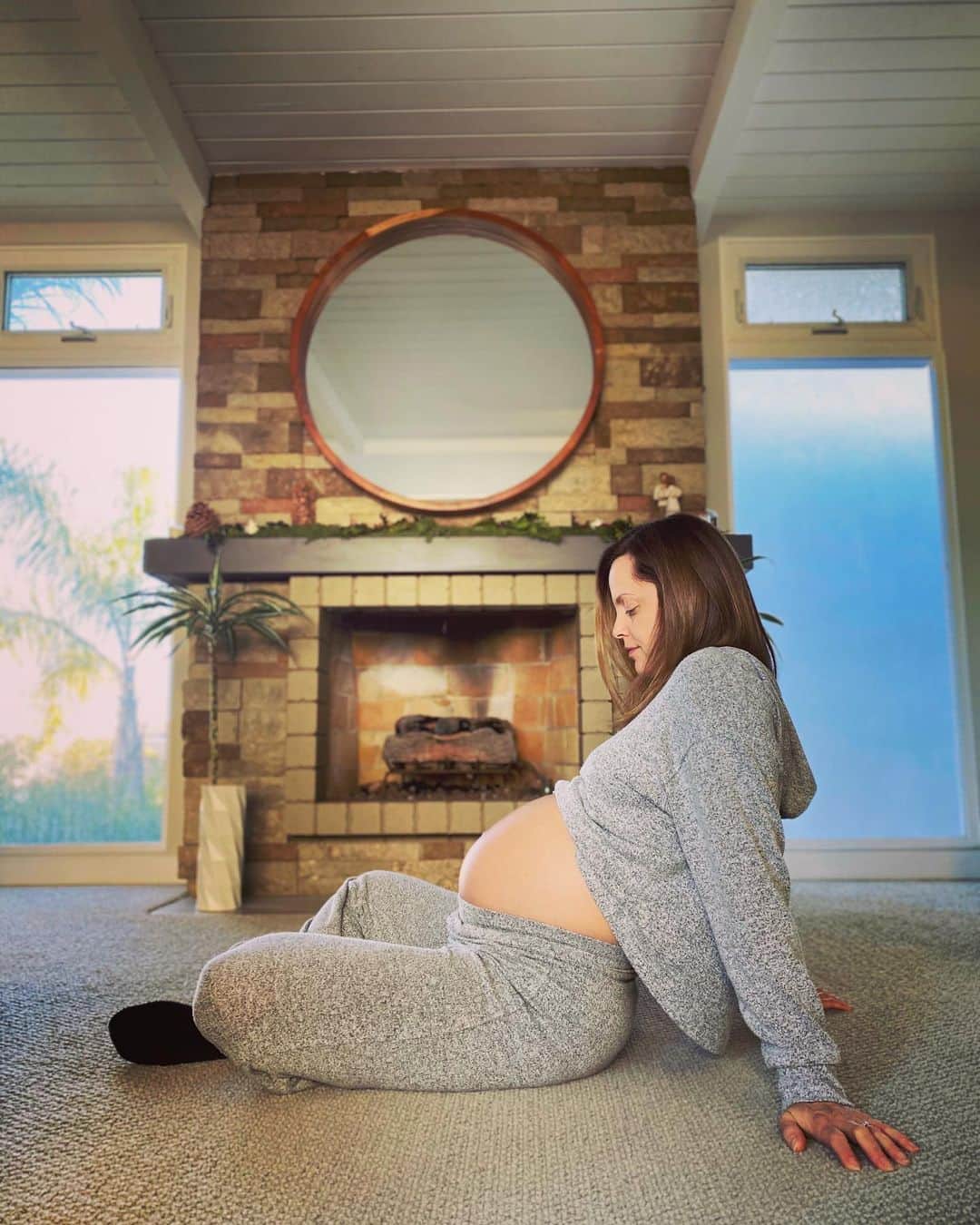 ミーナ・スヴァーリのインスタグラム：「With my little man-to-be. ✨ Merry Christmas, #BabyHope.  You’re the best gift that was ever given to me.  I love you in a way I could never sum up with mere words.  You are my entire life and I will, forever, give praise to every single second with you on this planet. 🥰 #FamilyTogether #MySon #MyLife #BabysFirstChristmas #BabyBoy #VeganBaby #Boy」
