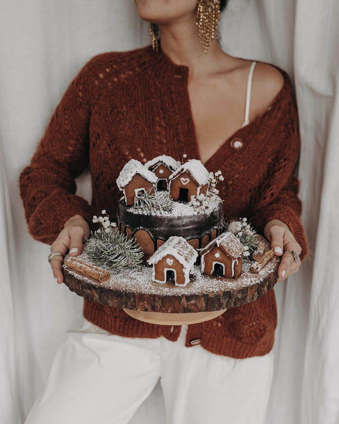 Collage Vintageのインスタグラム：「Christmas Village Cake! 🎄🎅 We spent the whole day cooking and making gingerbread little houses to have the perfect cake to celebrate this day! Its so pretty that now we don’t want to eat it 🤣  Tarta de Navidad!🎄🎁 Ayer nos pasamos todo el día cocinando y haciendo pequeñas casitas de gingerbread para tener el postre perfecto para este día. No fue fácil pero fue súper divertido, lo malo es que nos gusta tanto el resultado que ahora no queremos comérnosla 😋🤣」