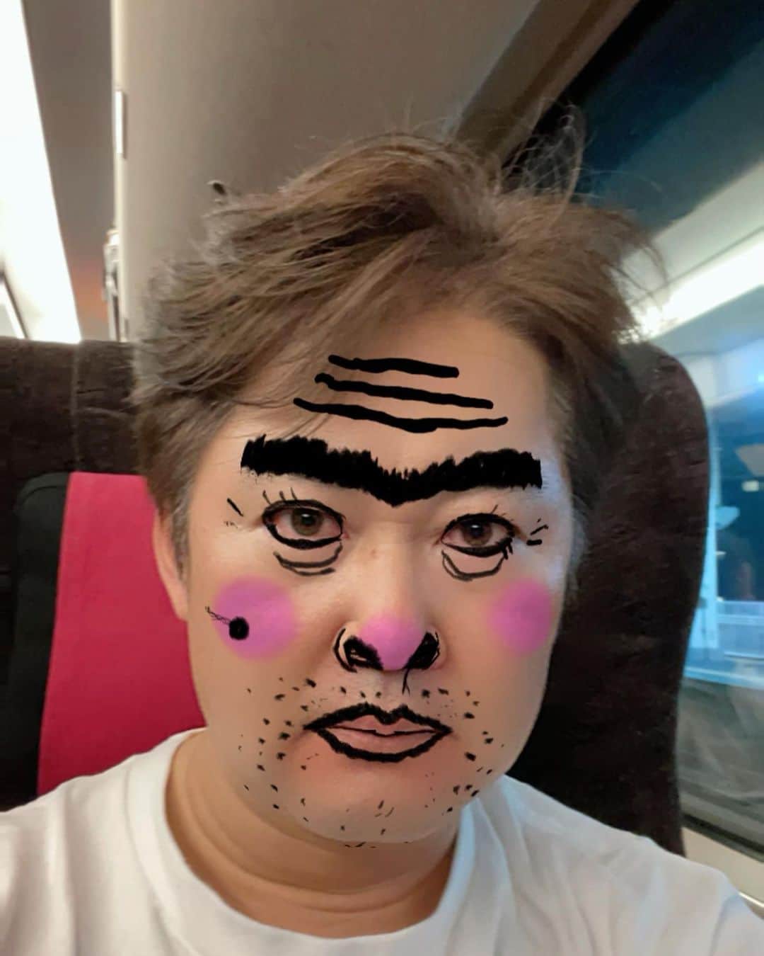 のインスタグラム：「複数の人が、「今日は、自分の生まれた西暦の年の数と年齢の数を足すと、世界中の人がみんな、2020になる日だそうです！今度こうなるのは、1000年後だそうです！」って、ドヤ顔で投稿していたのを見た笑。 ちょっと冷静に考えれば、生まれた年に年齢を足したら今年になるのは当たり前や笑笑。 これを書いた人は、お人好しで、簡単に詐欺に引っ掛かる人と思って間違いない笑笑。 しかしそれ以上に、裏を取らずに、よく考えずに誤情報を拡散してしまうSNSの危険性をリアルに見た気がしてゾッとした。 って小川が言うてました。 #小川が言うてるシリーズ #僕じゃない」