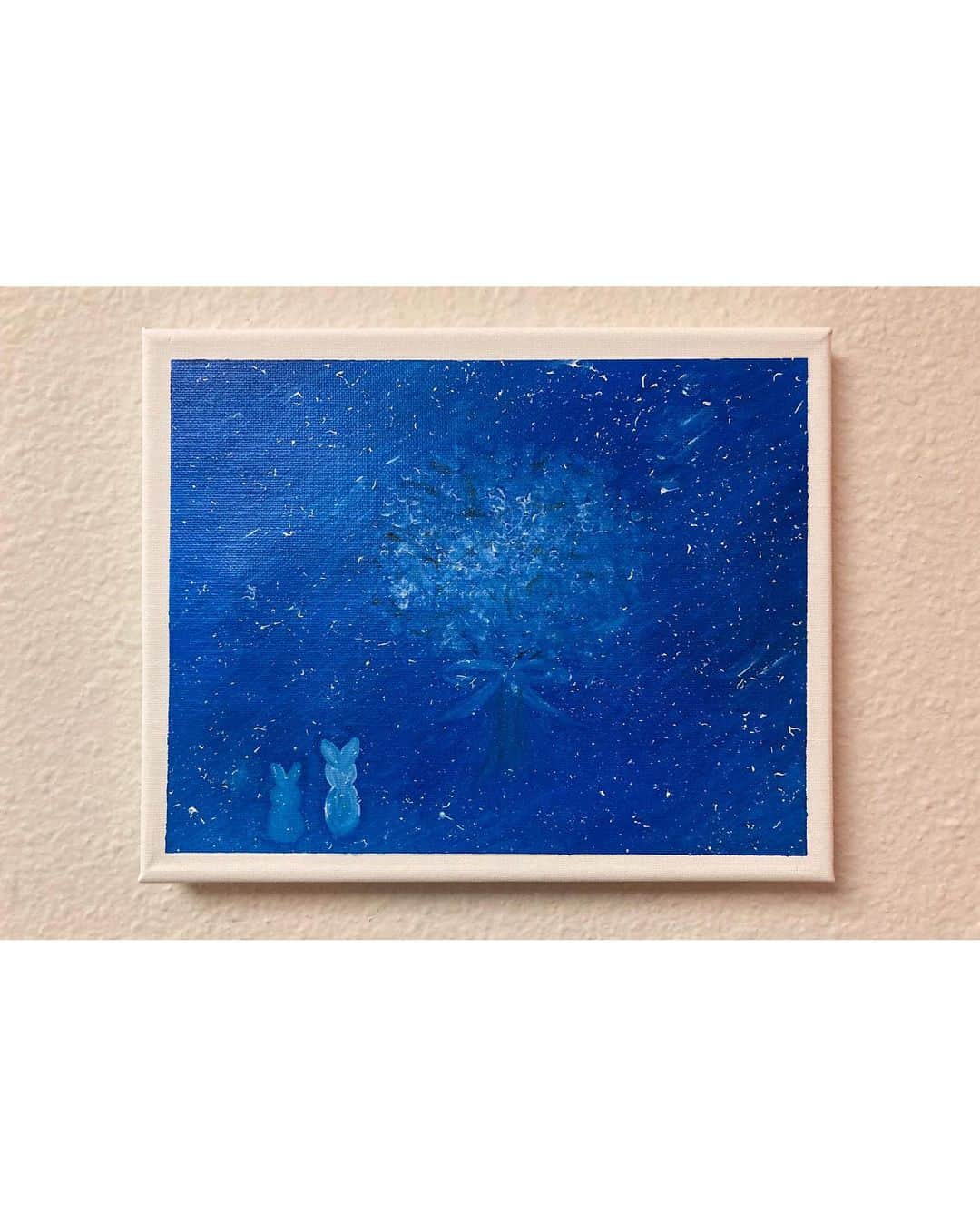 川和美輝さんのインスタグラム写真 - (川和美輝Instagram)「🌌「Somewhere In The Cosmos」  銀河彼方からしたら私たちの出会いは散りばめられた星屑のよう。大切に思いあえる存在は、心で温まる幸運な世界を感じさせてくれます。そのようなことを描いてみましたっっ🧵  Ho Ho Ho Merry Christmas 🎄🛏 🎁  Painting by me🎨🌊🦕  I wish you happiness 🦋💐🪐🌟  #christmas #poinsettia #oilpainting #art #mikikawawa #chihuahua #クリスマス #チワワ #お絵描き #2020 #川和美輝」12月26日 7時18分 - mikikawawa