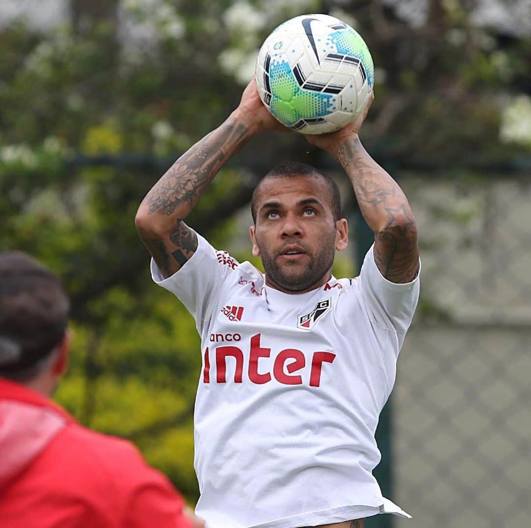 São Paulo FCさんのインスタグラム写真 - (São Paulo FCInstagram)「Treino natalino 💪🎅🏼 ⠀⠀⠀⠀⠀⠀⠀⠀⠀ Muito trabalho neste 25 de dezembro no CT da Barra Funda! ⠀⠀⠀⠀⠀⠀⠀⠀⠀ Sábado à noite tem: Fluminense x São Paulo, às 21h, no Maracanã, pela 27ª rodada do @Brasileirao. ⠀⠀⠀⠀⠀⠀⠀⠀⠀ #VamosSãoPaulo 🇾🇪 ⠀⠀⠀⠀⠀⠀⠀⠀⠀ 📸 Rubens Chiri / São Paulo FC」12月26日 7時19分 - saopaulofc