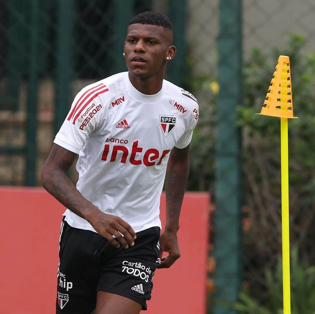 São Paulo FCさんのインスタグラム写真 - (São Paulo FCInstagram)「Treino natalino 💪🎅🏼 ⠀⠀⠀⠀⠀⠀⠀⠀⠀ Muito trabalho neste 25 de dezembro no CT da Barra Funda! ⠀⠀⠀⠀⠀⠀⠀⠀⠀ Sábado à noite tem: Fluminense x São Paulo, às 21h, no Maracanã, pela 27ª rodada do @Brasileirao. ⠀⠀⠀⠀⠀⠀⠀⠀⠀ #VamosSãoPaulo 🇾🇪 ⠀⠀⠀⠀⠀⠀⠀⠀⠀ 📸 Rubens Chiri / São Paulo FC」12月26日 7時19分 - saopaulofc