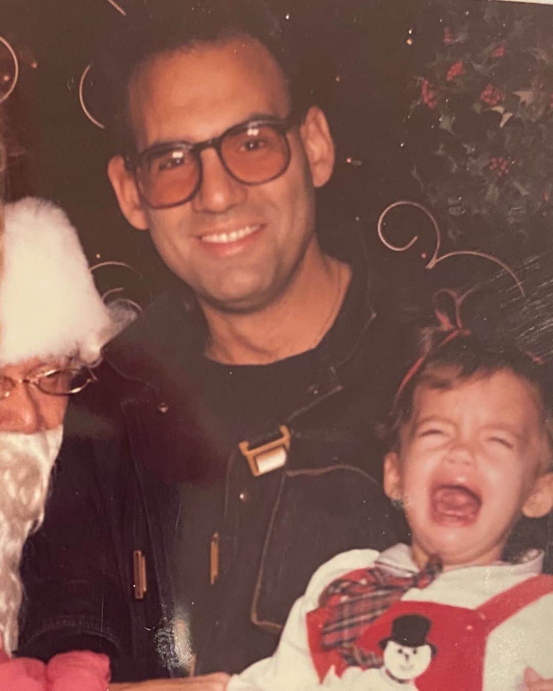 トーレイ・デヴィートのインスタグラム：「When Santa is creeping you out and your parents don’t believe you.」